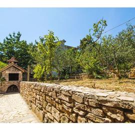 4 bedroom villa with pool in Maslinica, sleeps 8